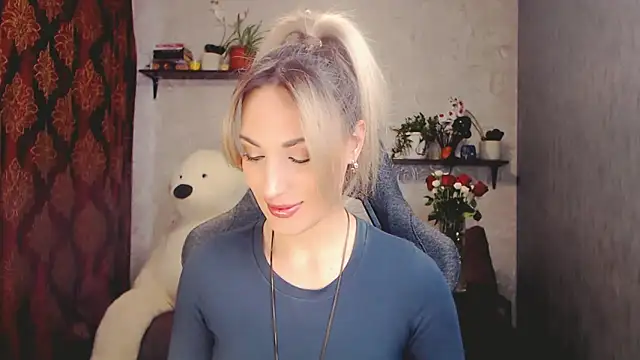 Snapshot of MillaXQueen chatting on 03.10.25 MillaXQueen online show from 03.10.25