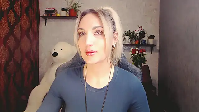 Snapshot of MillaXQueen chatting on 03.10.25 MillaXQueen online show from 03.10.25