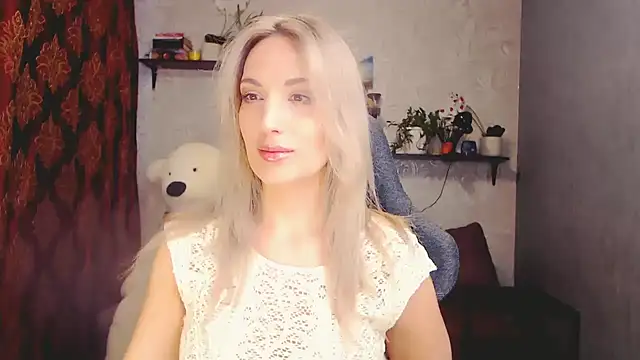 Snapshot of MillaXQueen chatting on 03.17.25 MillaXQueen online show from 03.17.25