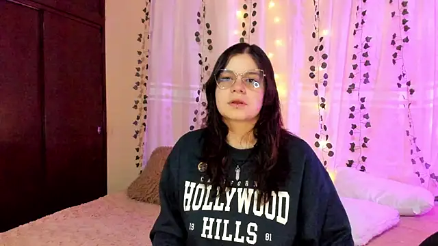 Snapshot of Mey_moon chatting on 12.12.24 Mey moon online show from 12.12.24