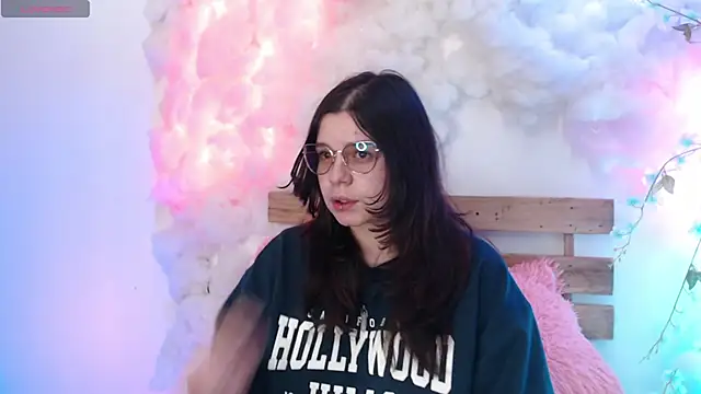 Snapshot of Mey_moon chatting on 02.05.25 Mey moon online show from 02.05.25