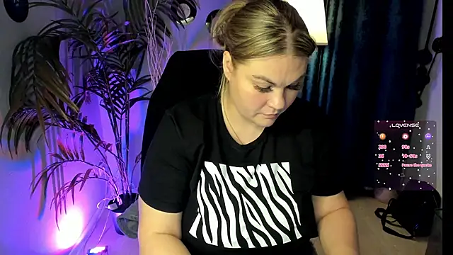 Snapshot of ZenaPallmer chatting on 10.11.25 ZenaPallmer online show from 10.11.25