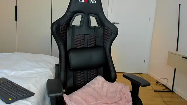 Snapshot of june_desire chatting on 01.11.25 june desire online show from 01.11.25