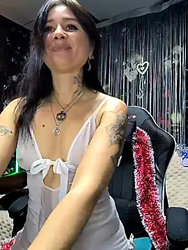 Snapshot of KikiXRed chatting on 12.23.24 KikiXRed online show from 12.23.24