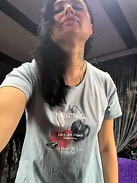 Snapshot of KikiXRed chatting on 11.12.25 KikiXRed online show from 11.12.25