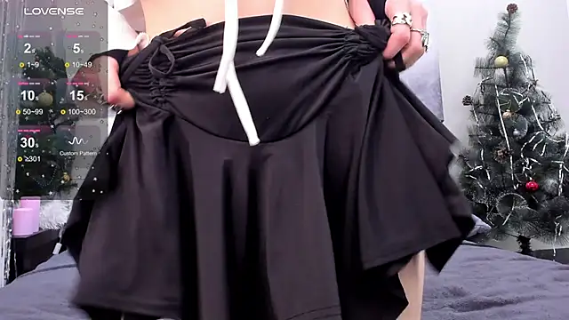 Snapshot of JuliaVangg_19 chatting on 01.14.25 JuliaVangg 19 online show from 01.14.25