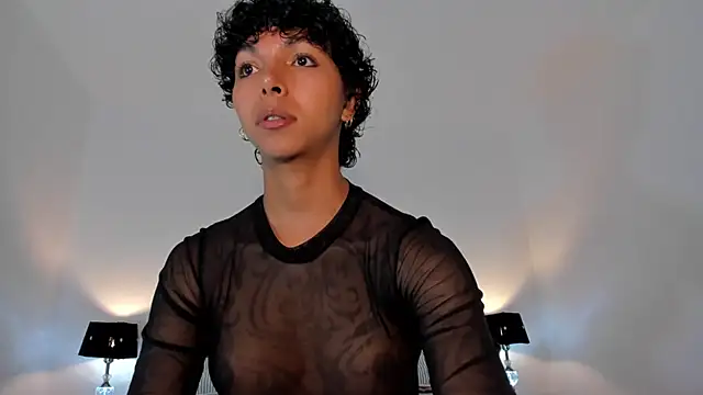 Snapshot of xhenisa_ chatting on 03.15.25 xhenisa online show from 03.15.25