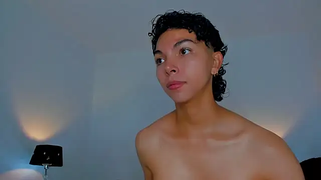 Snapshot of xhenisa_ chatting on 11.11.25 xhenisa online show from 11.11.25