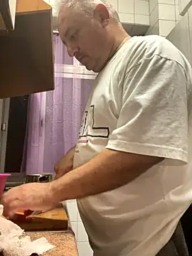 Snapshot of Russirayu chatting on 10.15.25 Russirayu online show from 10.15.25