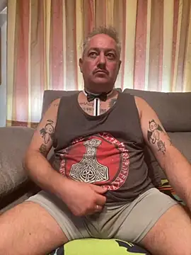 Snapshot of Russirayu chatting on 10.27.25 Russirayu online show from 10.27.25