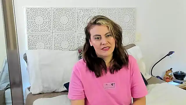 Snapshot of V_monse chatting on 12.17.24 V monse online show from 12.17.24