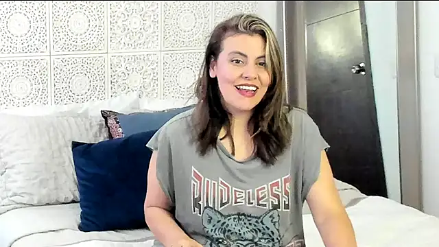 Snapshot of V_monse chatting on 12.27.24 V monse online show from 12.27.24