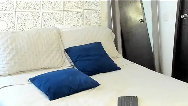 Snapshot of V_monse chatting on 01.18.25 V monse online show from 01.18.25