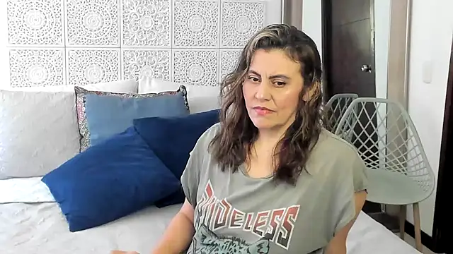 Snapshot of V_monse chatting on 02.21.25 V monse online show from 02.21.25