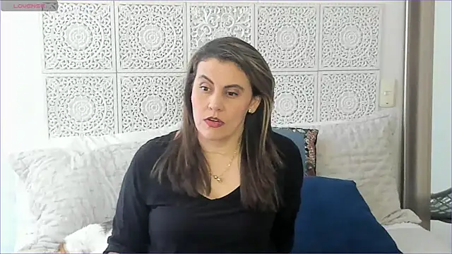 Snapshot of V_monse chatting on 02.27.25 V monse online show from 02.27.25