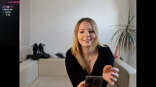 Snapshot of Frosty_Princess chatting on 12.08.24 Frosty Princess online show from 12.08.24