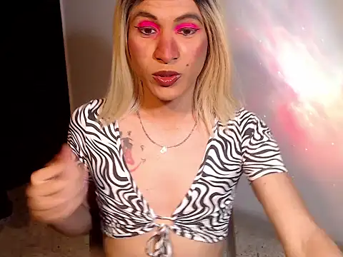 Snapshot of HugeDanex chatting on 11.18.25 HugeDanex online show from 11.18.25