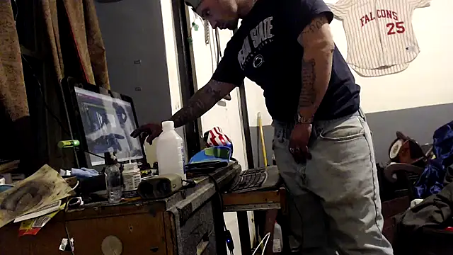 Snapshot of sledge901 chatting on 11.06.25 sledge901 online show from 11.06.25