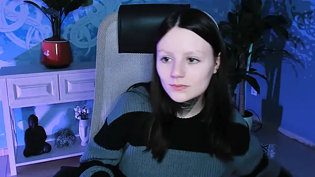 Snapshot of VeliraBraitberg chatting on 12.30.24 VeliraBraitberg online show from 12.30.24