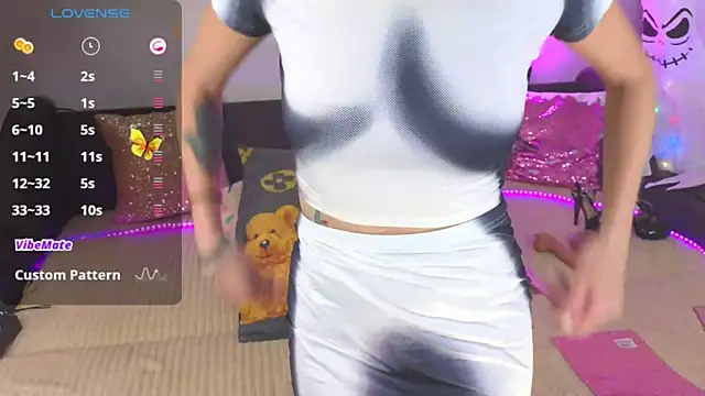 Snapshot of AlexaStoun chatting on 10.26.25 AlexaStoun online show from 10.26.25