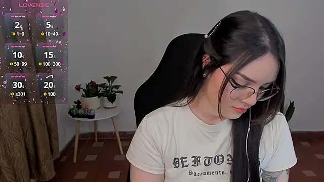 Snapshot of anaveleeez chatting on 12.10.24 anaveleeez online show from 12.10.24