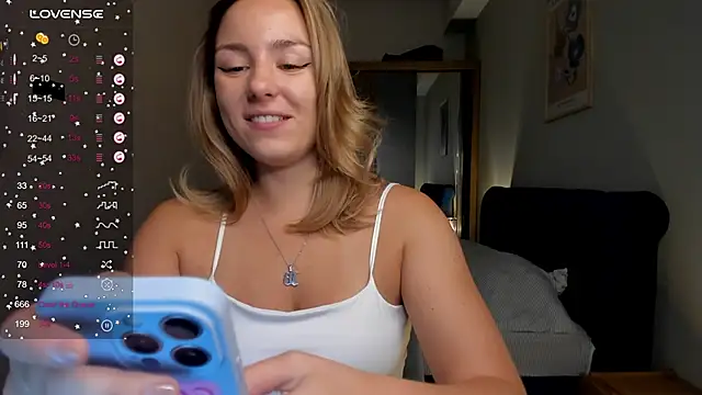 Snapshot of ThreeshaWhite chatting on 09.16.25 ThreeshaWhite online show from 09.16.25