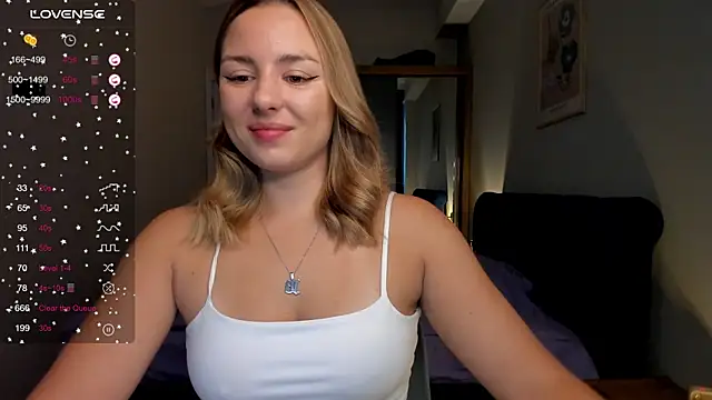 Snapshot of ThreeshaWhite chatting on 09.22.25 ThreeshaWhite online show from 09.22.25