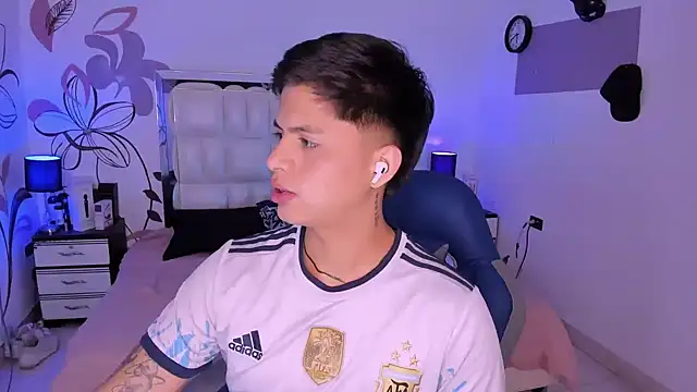 Snapshot of Niicky1_ chatting on 12.18.24 Niicky1  online show from 12.18.24