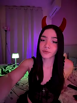 Snapshot of ShannonShanny chatting on 10.29.25 ShannonShanny online show from 10.29.25