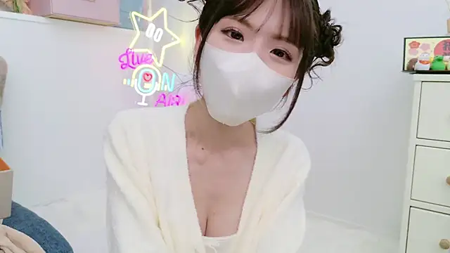 Snapshot of -minami- chatting on 01.13.25 -minami- online show from 01.13.25