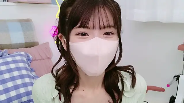 Snapshot of -minami- chatting on 03.18.25 -minami- online show from 03.18.25