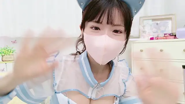 Snapshot of -minami- chatting on 10.13.25 -minami- online show from 10.13.25