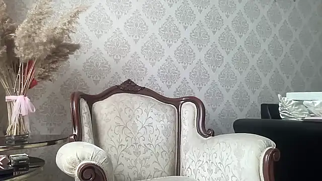 Snapshot of petitebeauty chatting on 09.15.25 petitebeauty online show from 09.15.25