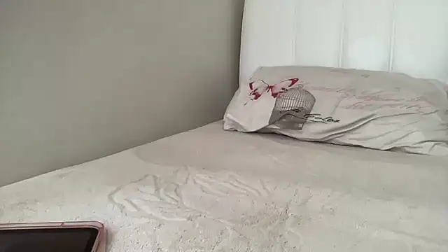 Snapshot of petitebeauty chatting on 10.17.25 petitebeauty online show from 10.17.25