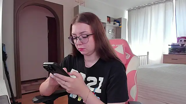 Snapshot of elisejays chatting on 03.20.25 elisejays online show from 03.20.25