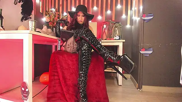 Snapshot of shaaroon_gold chatting on 02.26.25 shaaroon gold online show from 02.26.25