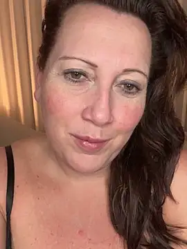 Snapshot of xsexycurvymilf chatting on 02.21.25 xsexycurvymilf online show from 02.21.25