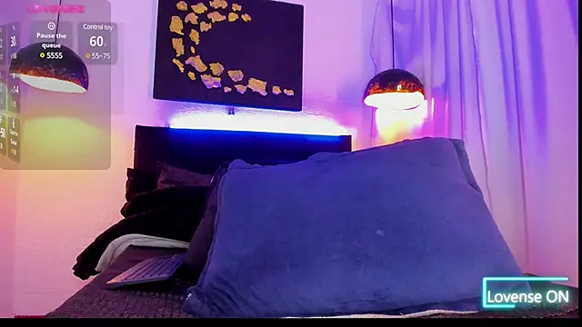 Snapshot of LatinMilk_ chatting on 12.19.24 LatinMilk online show from 12.19.24