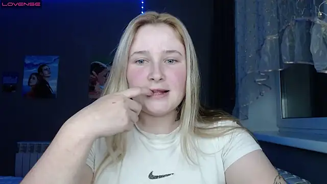 Snapshot of Light_Luna chatting on 10.24.25 Light Luna online show from 10.24.25