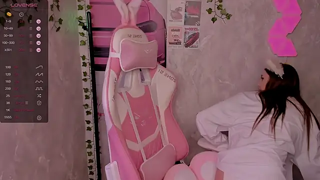 Snapshot of Polly__Hill chatting on 10.25.25 Polly Hill online show from 10.25.25