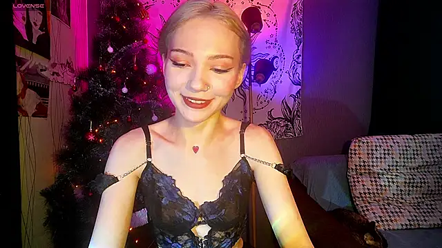 Snapshot of SandraBoyl chatting on 12.17.24 SandraBoyl online show from 12.17.24