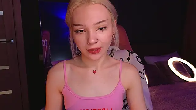 Snapshot of SandraBoyl chatting on 01.20.25 SandraBoyl online show from 01.20.25