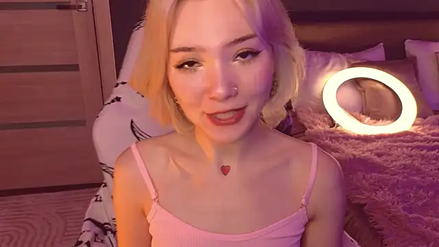 Snapshot of SandraBoyl chatting on 02.04.25 SandraBoyl online show from 02.04.25