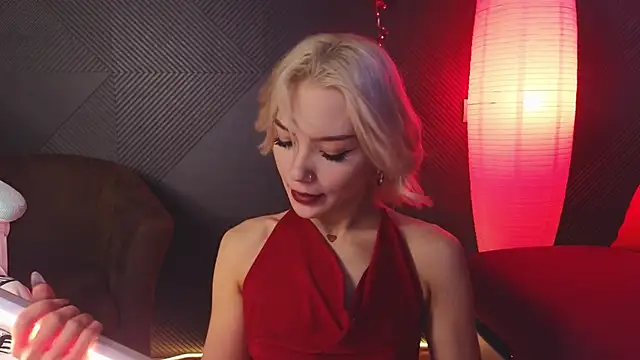 Snapshot of SandraBoyl chatting on 02.25.25 SandraBoyl online show from 02.25.25