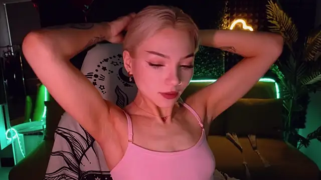 Snapshot of SandraBoyl chatting on 03.20.25 SandraBoyl online show from 03.20.25