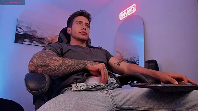 Snapshot of LucianSinclair chatting on 01.17.25 LucianSinclair online show from 01.17.25