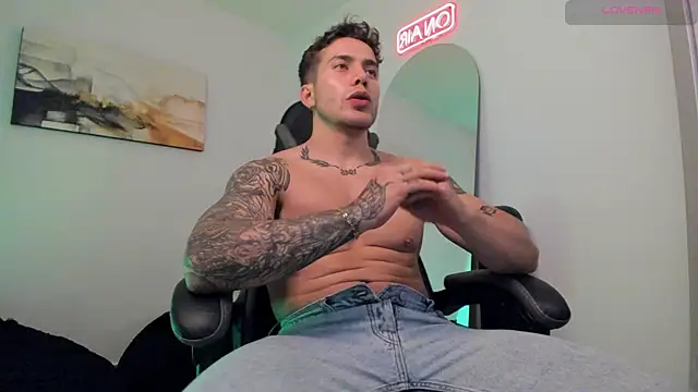 Snapshot of LucianSinclair chatting on 01.28.25 LucianSinclair online show from 01.28.25