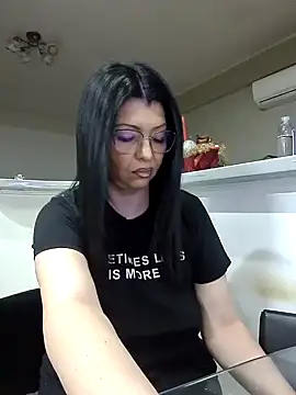 Snapshot of Milf_Abigail chatting on 01.28.25 Milf Abigail online show from 01.28.25