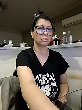 Snapshot of Milf_Abigail chatting on 10.18.25 Milf Abigail online show from 10.18.25