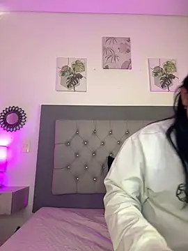 Snapshot of Kylie2211 chatting on 03.18.25 Kylie2211 online show from 03.18.25